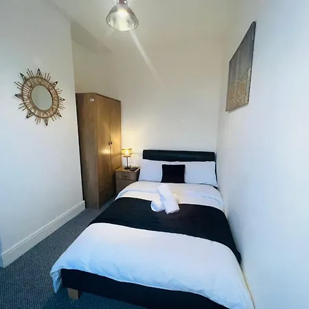 Large 'n' Bright House * 米德尔斯伯勒