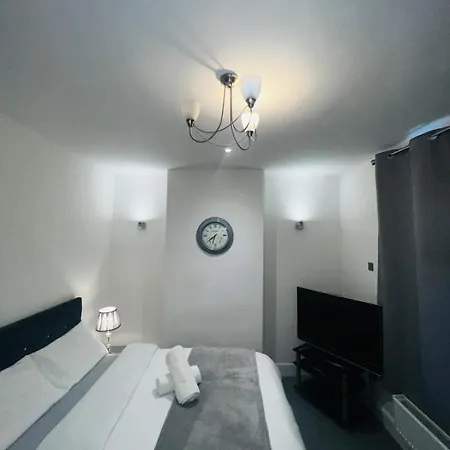 Large 'n' Bright House Apartment *
